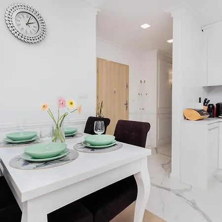 Stylish Two Bedroom Nasypowa By Renters Gdynia