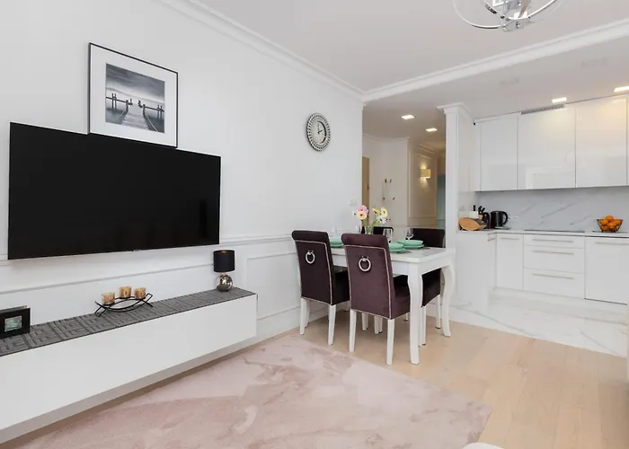 Stylish Two Bedroom Nasypowa By Renters アパート